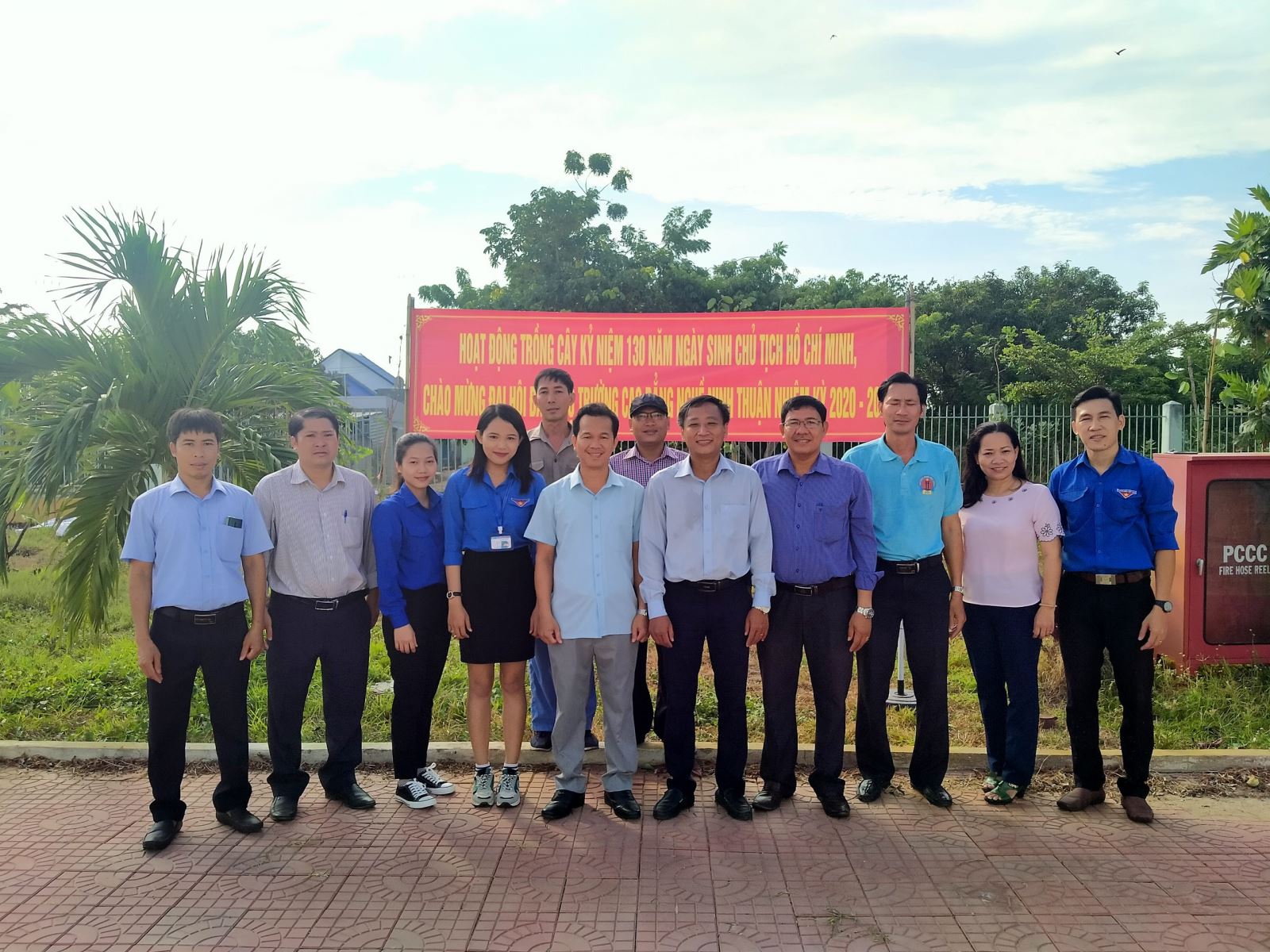Hoạt động trồng cây kỷ niệm 130 năm ngày sinh Chủ Tịch Hồ Chí Minh, chào mừng đại hội đảng bộ trường cao đẳng nghề Ninh Thuận nhiệm kỳ 2020-2025