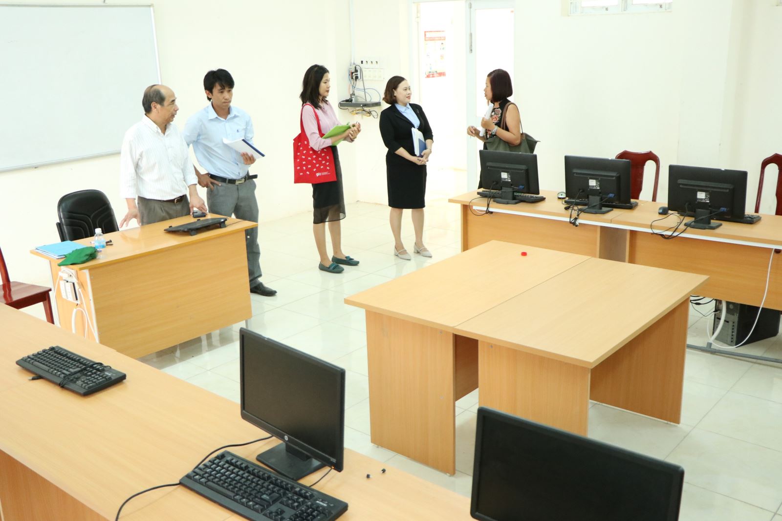 HỘI THẢO  TRAO ĐỔI KINH NGHIỆM VỀ THÀNH LẬP VÀ VẬN HÀNH HỘI ĐỒNG TƯ VẤN NGHỀ” do Tổ chức Hợp tác Phát triển CHLB Đức (GIZ) tổ chức tại Trường Cao đẳng nghề Ninh Thuận vào ngày 17/3/2021