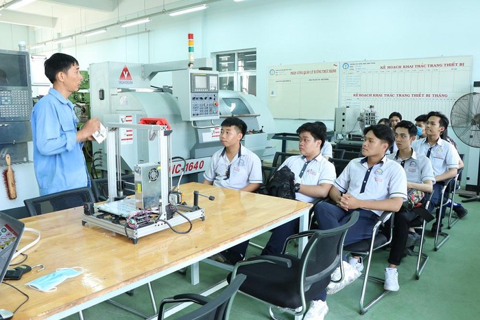Tổ chức học tập trải nghiệm định hướng nghề nghiệp cho học sinh phổ thông